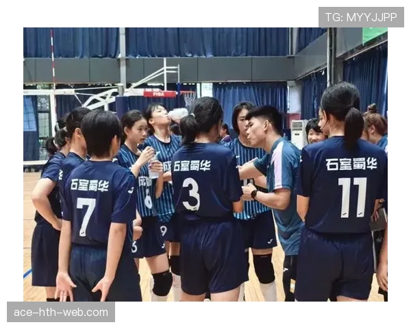 孙准浩赛后拎着名店纸袋在队门口排队，跟场上那个拼命三郎判若两人