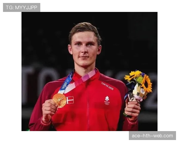 安赛龙训练完顺手拎了杯冰美式，这自律程度真让人怀疑他是不是机器人